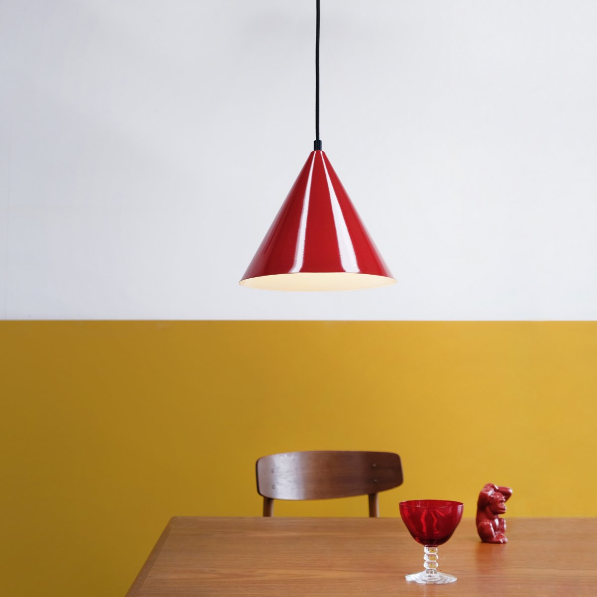 Ron Ø25 Rojo oscuro Lámpas de techo De Dyberg Larsen - Es ideal para colgar encima de la mesa del comedor, de la mesa de café o varias sobre ella.