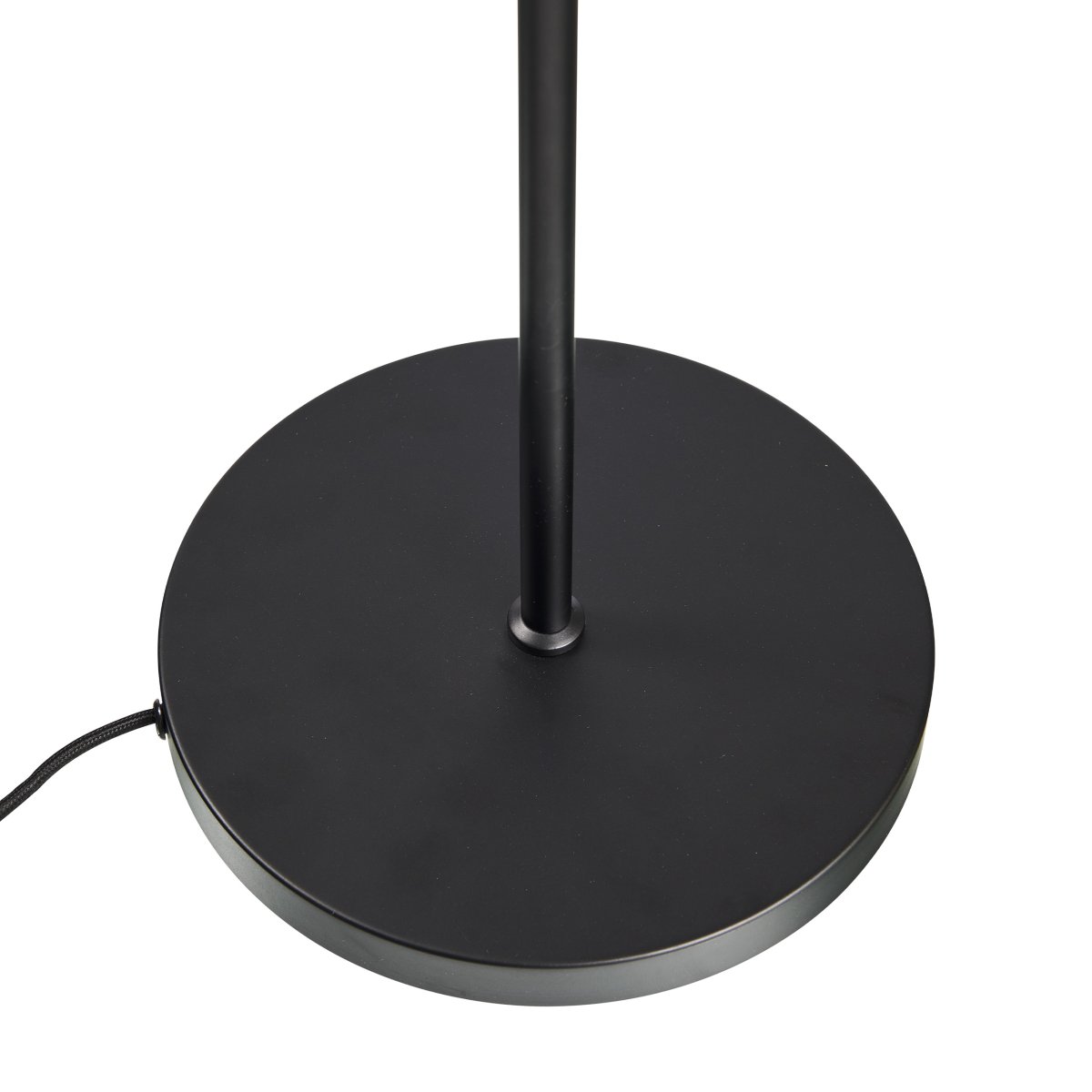 Coast Negro lámpara de pie De Dyberg Larsen - Se suministra con cable textil negro de 1,8 m de longitud con interruptor de encendido.
