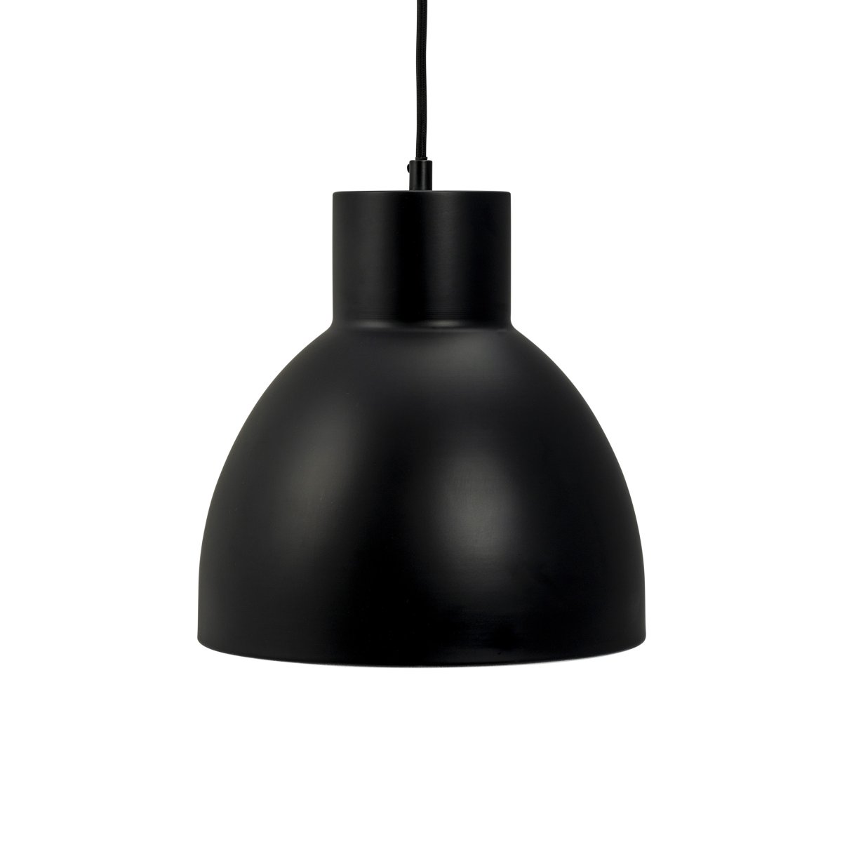 Coast Ø25 Negro Lámpas de techo De Dyberg Larsen - La serie Coast, de diseño danés, de Dyberg Larsen presenta líneas elegantes y accesorios curvos con estilo y ofrece lámparas de diseño como lámparas colgantes, apliques de pared, lámparas de mesa y lámparas de pie en blanco o negro.