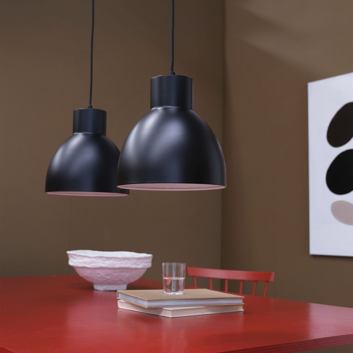 Coast Ø25 Negro Lámpas de techo De Dyberg Larsen - La serie Coast, de diseño danés, de Dyberg Larsen presenta líneas elegantes y accesorios curvos con estilo y ofrece lámparas de diseño como lámparas colgantes, apliques de pared, lámparas de mesa y lámparas de pie en blanco o negro.