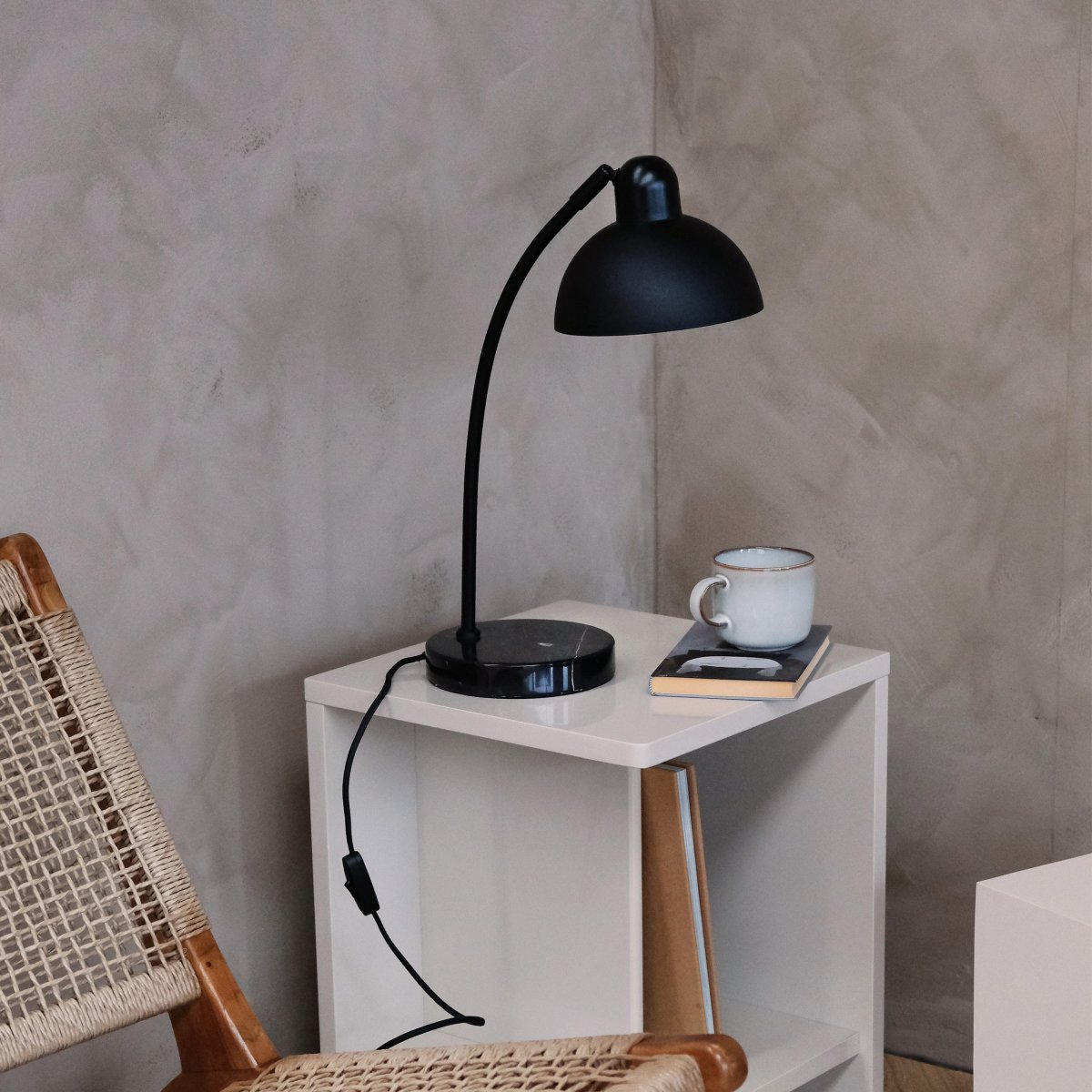 Eric 48cm Negro lámpara de escritorio De Dyberg Larsen - Descubra la elegante lámpara de mesa Eric con su única base de mármol y detalles curvos que le dan una expresión sofisticada.