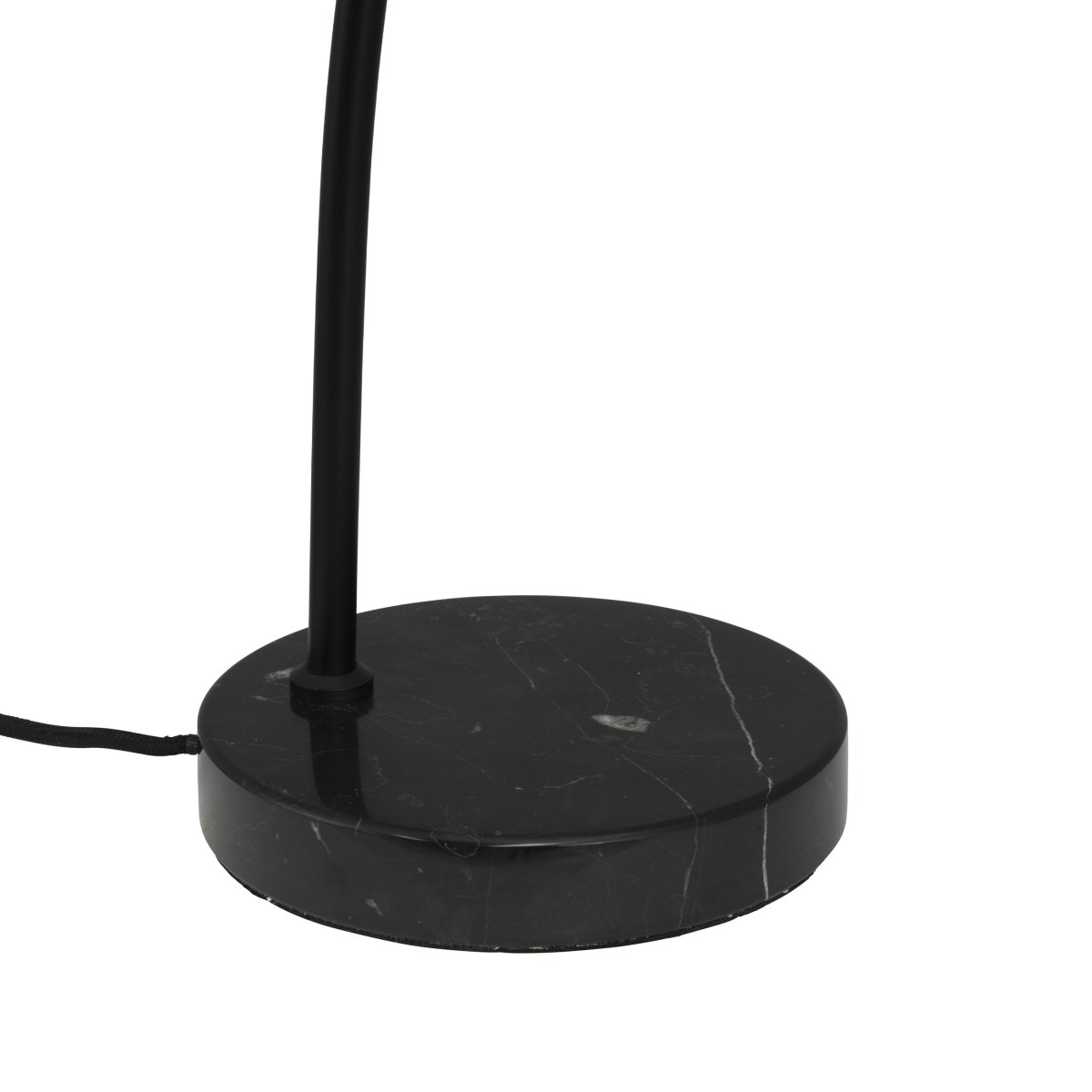 Eric 48cm Negro lámpara de escritorio De Dyberg Larsen - Descubra la elegante lámpara de mesa Eric con su única base de mármol y detalles curvos que le dan una expresión sofisticada.