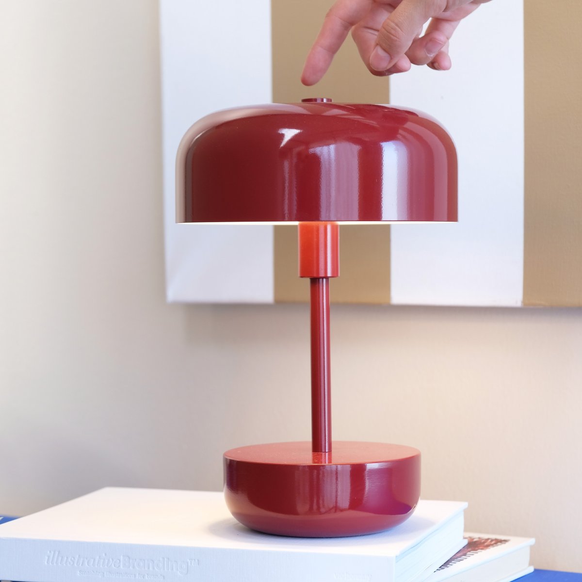 Haipot 25cm Rojo oscuro portátil De Dyberg Larsen - La lámpara de mesa LED Haipot en gris oscuro, diseñada por Frank Kerdil para Dyberg Larsen, combina el estilo retro y moderno.