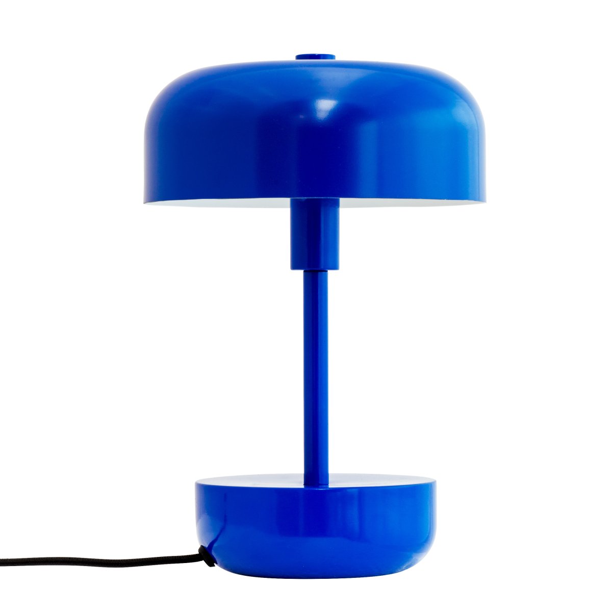 Haipot 25cm Azul lámpara de mesa De Dyberg Larsen - La pantalla abierta crea un hermoso efecto de luz que resalta el color de la base, creando una vista fascinante, especialmente al anochecer.
