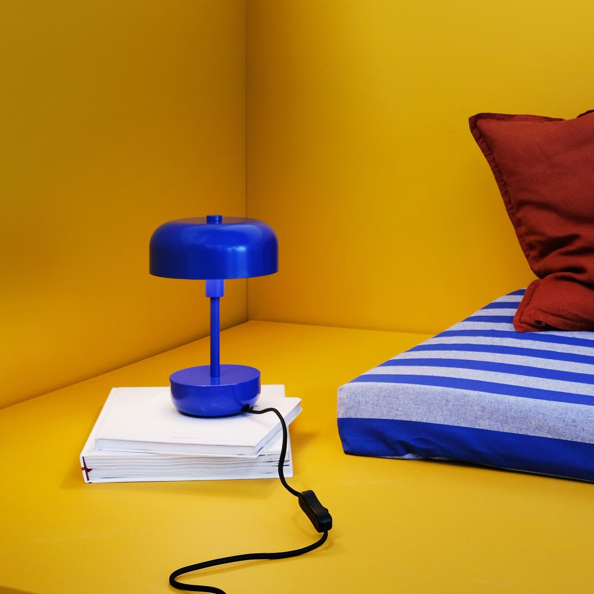 Haipot 25cm Azul lámpara de mesa De Dyberg Larsen - La pantalla abierta crea un hermoso efecto de luz que resalta el color de la base, creando una vista fascinante, especialmente al anochecer.
