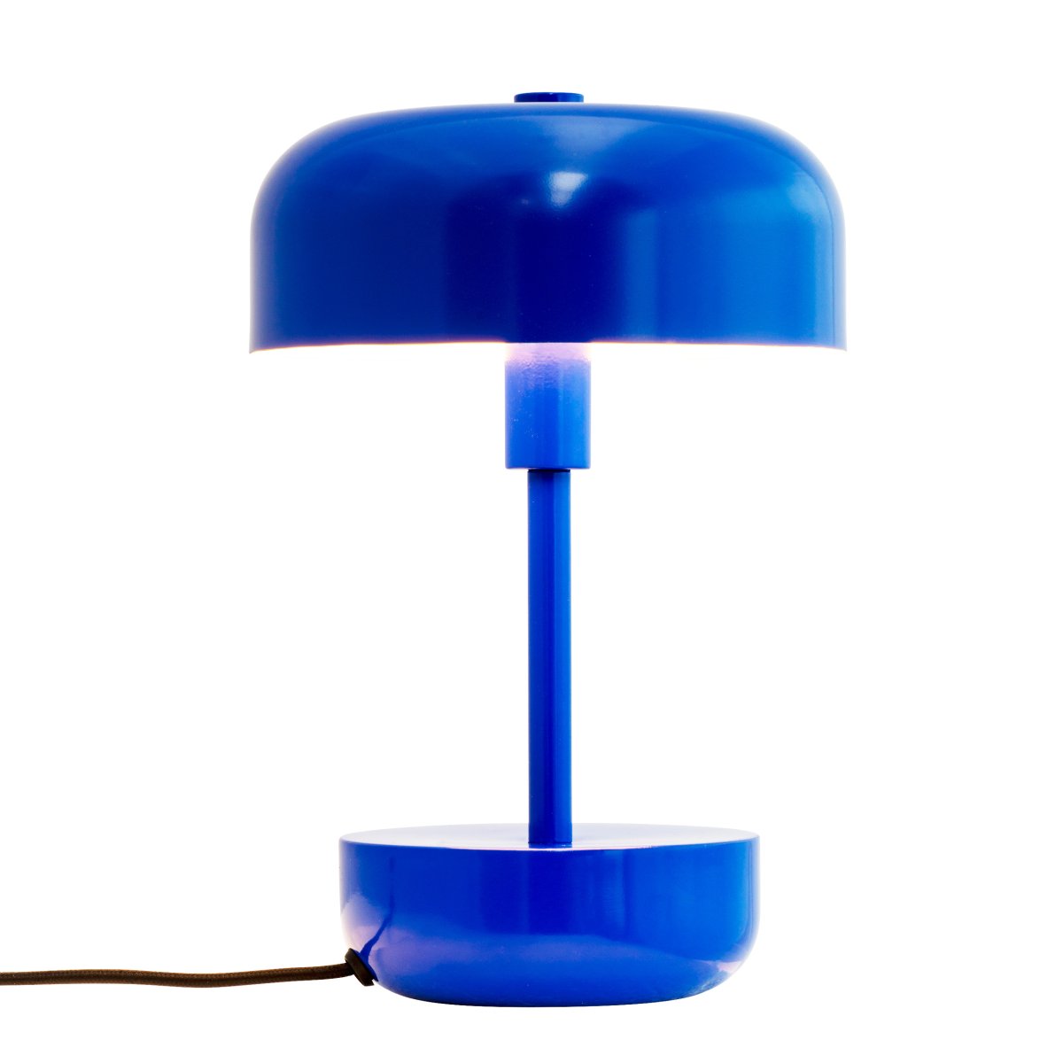 Haipot 25cm Azul lámpara de mesa De Dyberg Larsen - La pantalla abierta crea un hermoso efecto de luz que resalta el color de la base, creando una vista fascinante, especialmente al anochecer.