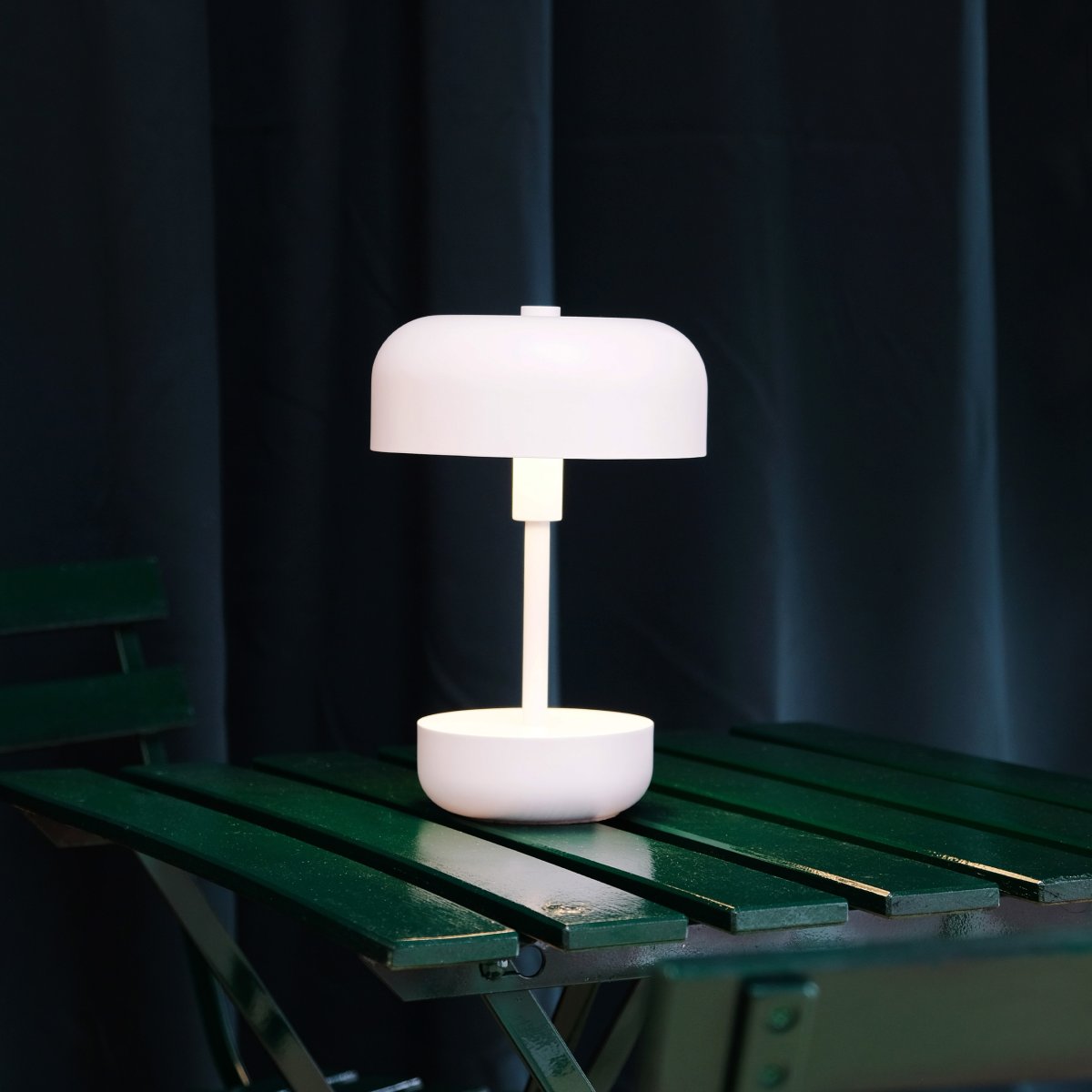Haipot 25cm Blanco portátil De Dyberg Larsen - La lámpara de mesa LED Haipot en color blanco, diseñada por Frank Kerdil para Dyberg Larsen, combina el estilo retro y moderno.