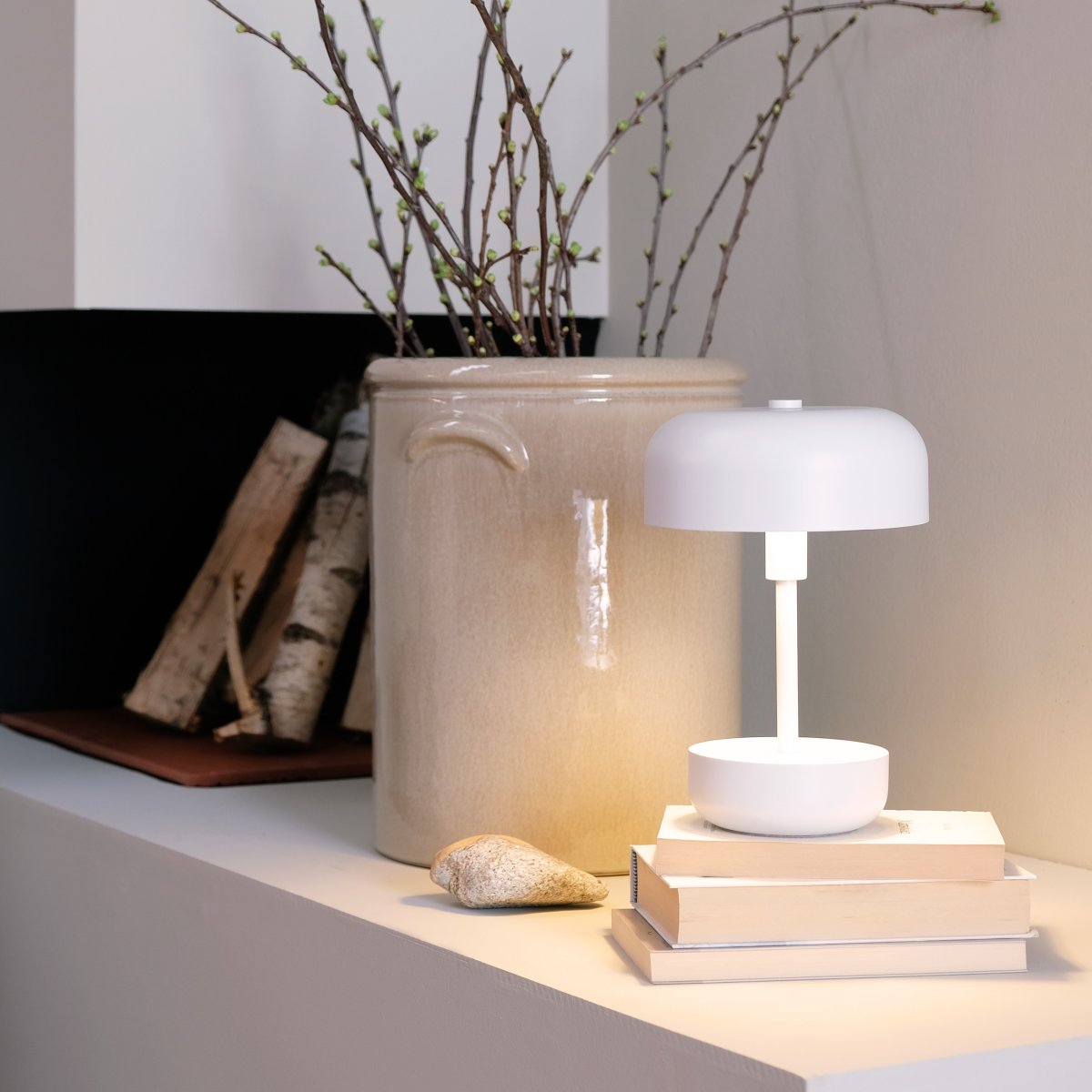 Haipot 25cm Blanco portátil De Dyberg Larsen - La lámpara de mesa LED Haipot en color blanco, diseñada por Frank Kerdil para Dyberg Larsen, combina el estilo retro y moderno.