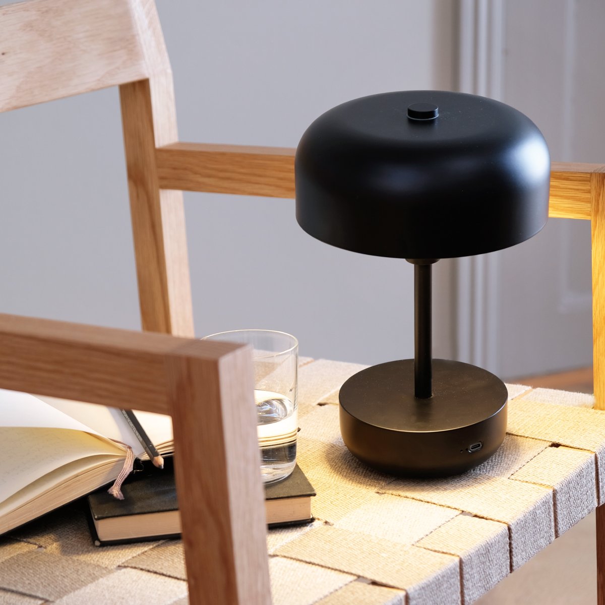 Haipot 25cm Negro portátil De Dyberg Larsen - La lámpara de mesa LED Haipot en color negro, diseñada por Frank Kerdil para Dyberg Larsen, combina el estilo retro y moderno.