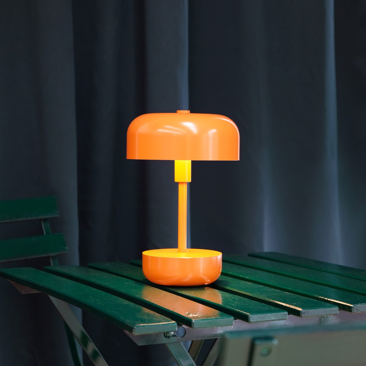 Haipot 25cm Naranja portátil De Dyberg Larsen - La lámpara de mesa LED Haipot en color naranja, diseñada por Frank Kerdil para Dyberg Larsen, combina el estilo retro y moderno.
