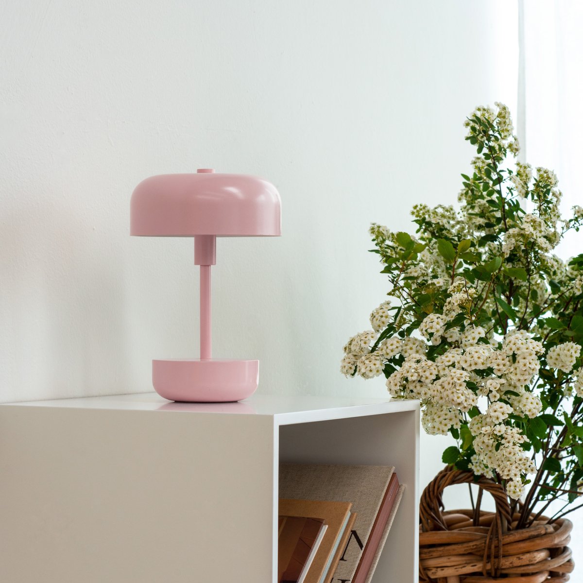 Haipot 25cm Rosa portátil De Dyberg Larsen - La lámpara de mesa LED Haipot en color rosa, diseñada por Frank Kerdil para Dyberg Larsen, combina el estilo retro y moderno.