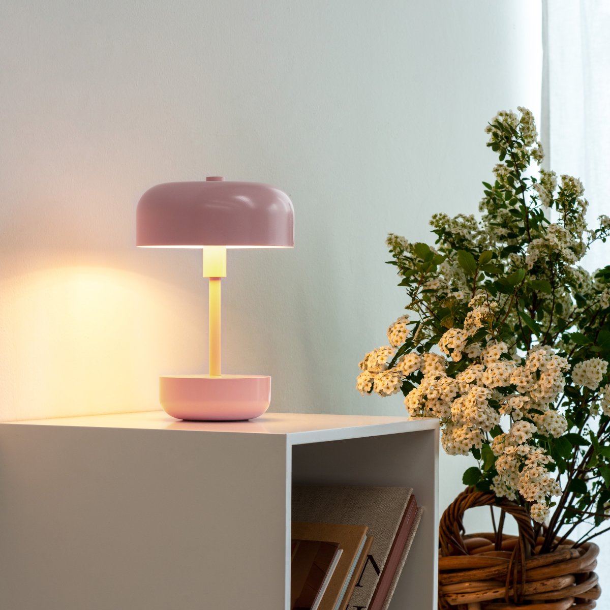 Haipot 25cm Rosa portátil De Dyberg Larsen - La lámpara de mesa LED Haipot en color rosa, diseñada por Frank Kerdil para Dyberg Larsen, combina el estilo retro y moderno.