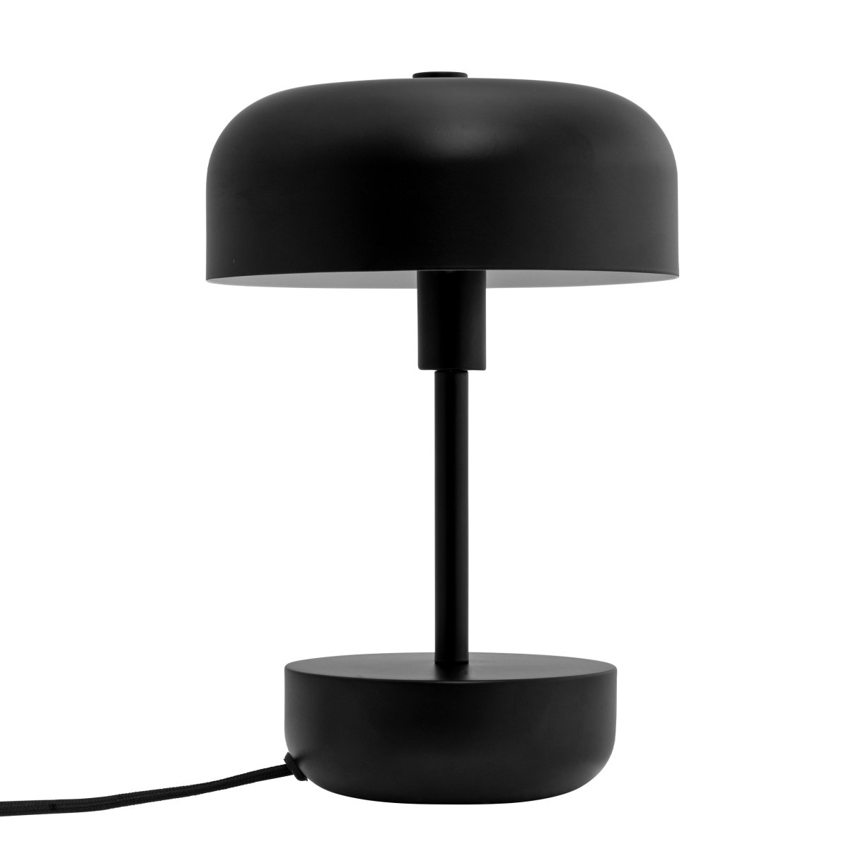 Haipot 25cm Negro lámpara de mesa De Dyberg Larsen - La pantalla abierta crea un hermoso efecto de luz que resalta el color de la base, creando una vista fascinante, especialmente al anochecer.