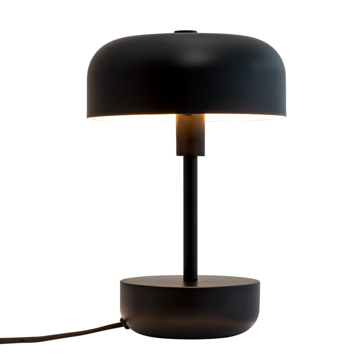 Haipot 25cm Negro lámpara de mesa De Dyberg Larsen - La pantalla abierta crea un hermoso efecto de luz que resalta el color de la base, creando una vista fascinante, especialmente al anochecer.