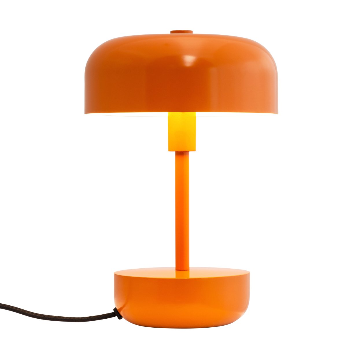 Haipot 25cm Naranja lámpara de mesa De Dyberg Larsen - La pantalla abierta crea un hermoso efecto de luz que resalta el color de la base, creando una vista fascinante, especialmente al anochecer.