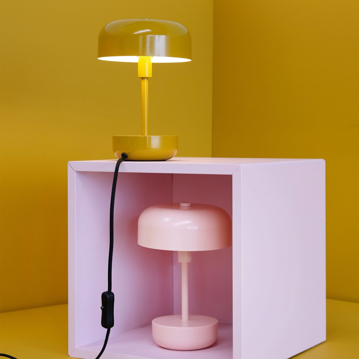 Haipot 25cm Curry lámpara de mesa De Dyberg Larsen - La lámpara de mesa Haipot, diseñada por el diseñador danés Frank Kerdil para Dyberg Larsen, crea un equilibrio perfecto entre el estilo retro y el moderno.