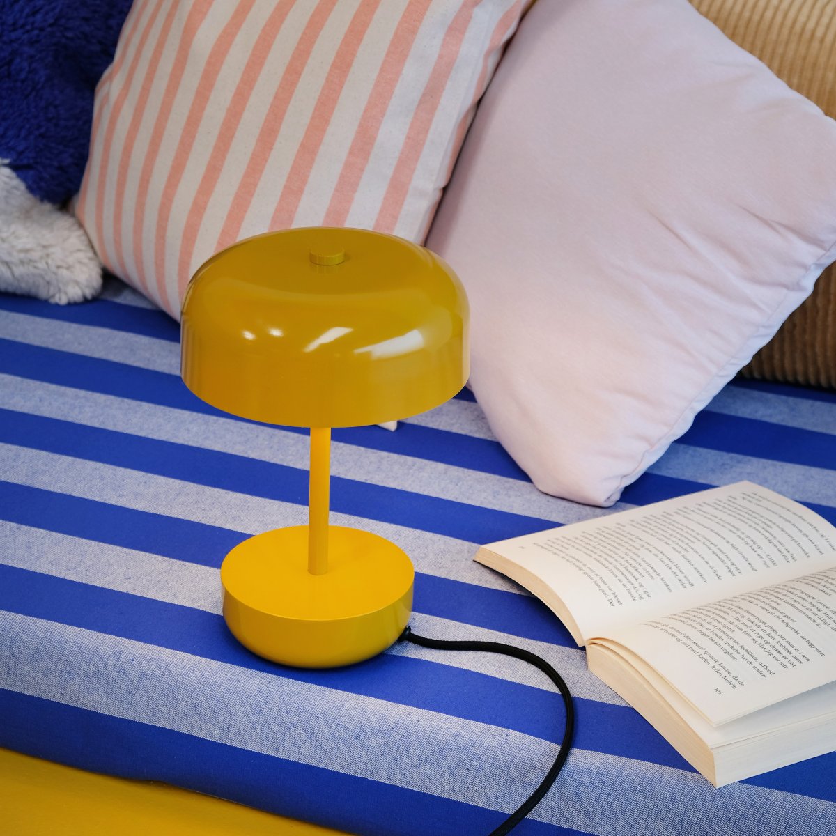 Haipot 25cm Curry lámpara de mesa De Dyberg Larsen - La lámpara de mesa Haipot, diseñada por el diseñador danés Frank Kerdil para Dyberg Larsen, crea un equilibrio perfecto entre el estilo retro y el moderno.