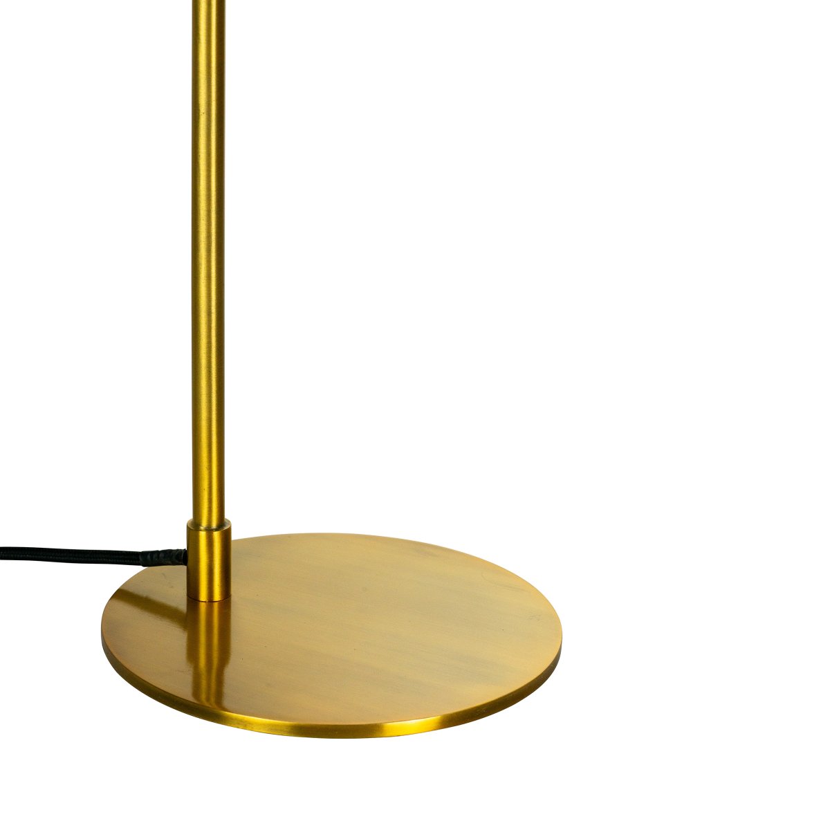 Futura 55cm Latón lámpara de mesa De Dyberg Larsen - El interruptor de encendido est&aacute; ubicado en la parte superior de la pantalla de la l&aacute;mpara para facilitar su operaci&oacute;n.