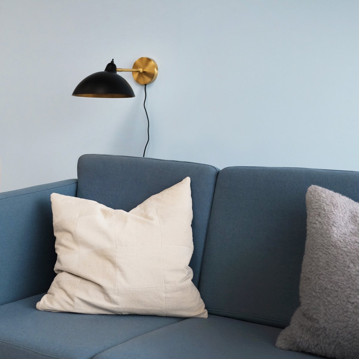 Futura 43cm Latón lámpara de pared De Dyberg Larsen - Está hecho de metal con un exterior negro y un interior de latón, lo que le da un aspecto elegante.