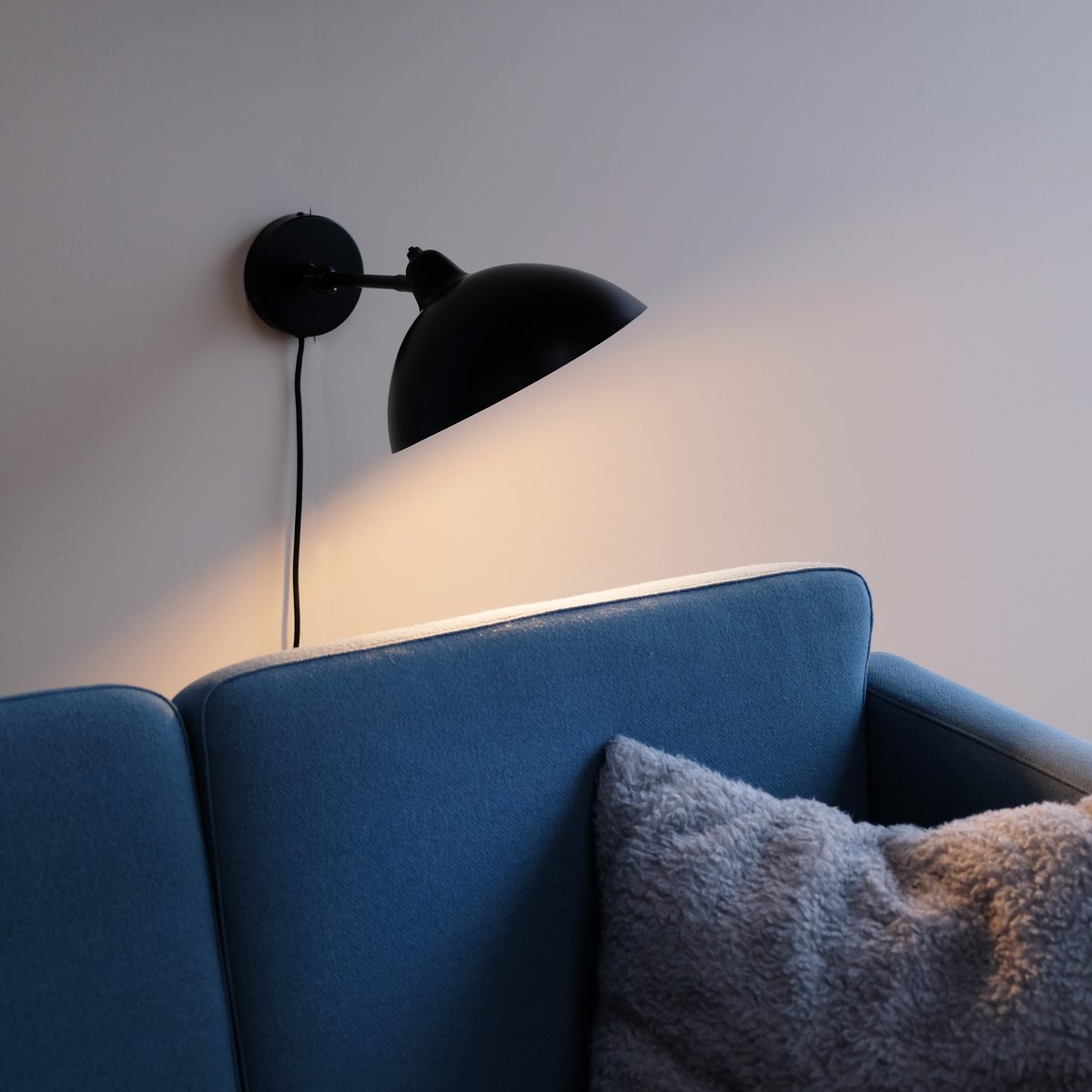 Futura 43cm Negro lámpara de pared De Dyberg Larsen - Se suministra con cable textil negro de 2 m de longitud con interruptor de encendido.