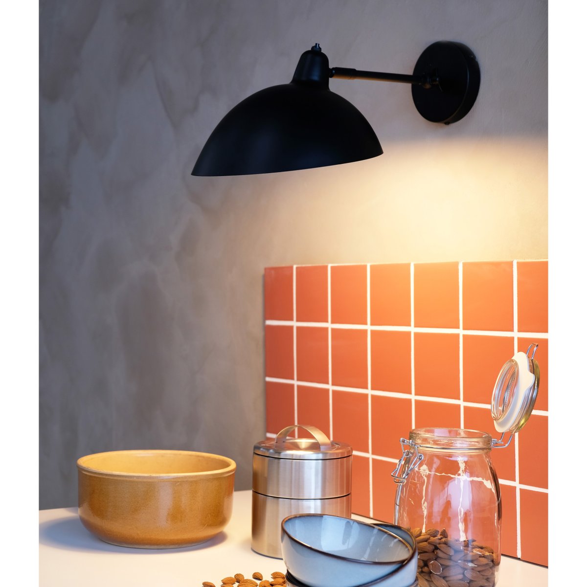 Futura 43cm Negro lámpara de pared De Dyberg Larsen - Se suministra con cable textil negro de 2 m de longitud con interruptor de encendido.