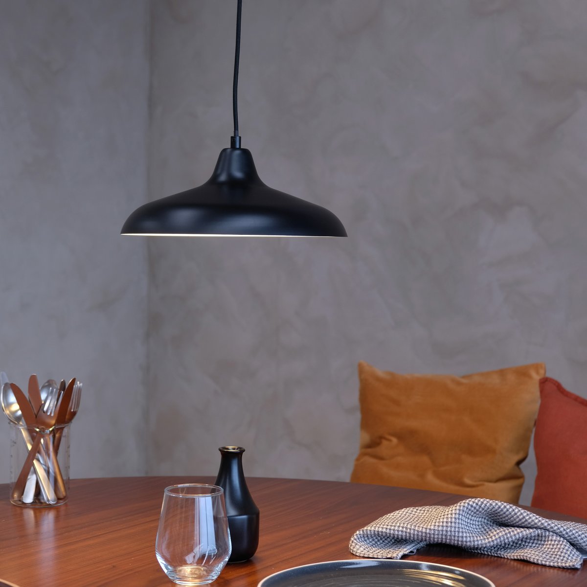 Futura Ø30 Negro Lámpas de techo De Dyberg Larsen - La lámpara de techo Futura de Dyberg Larsen tiene una hermosa forma y un diseño clásico.