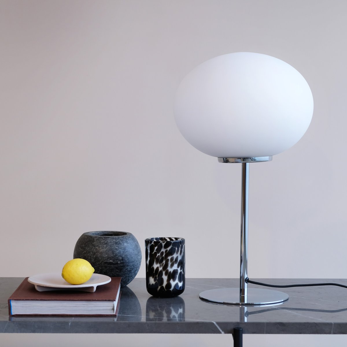 Queen 50cm Cromo lámpara de mesa De Dyberg Larsen - Se suministra con cable textil negro de 1,8 m de longitud con interruptor de encendido.