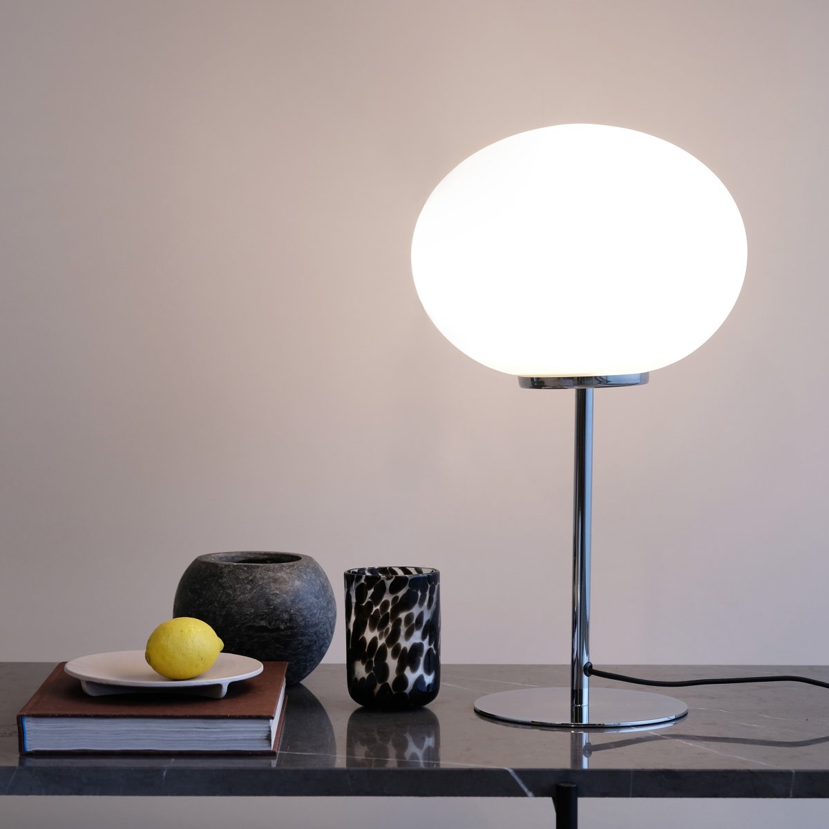 Queen 50cm Cromo lámpara de mesa De Dyberg Larsen - Se suministra con cable textil negro de 1,8 m de longitud con interruptor de encendido.