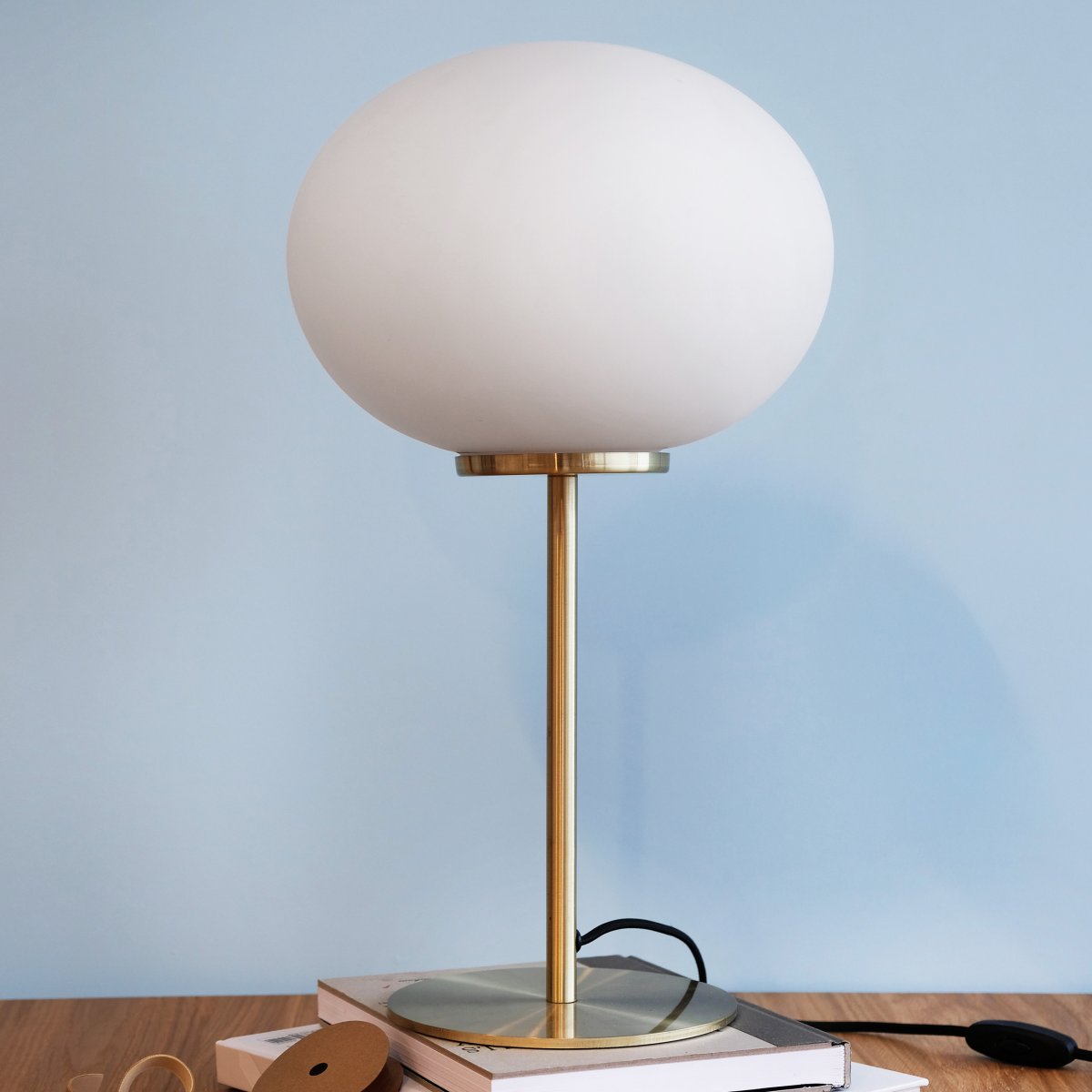 Queen 50cm Latón lámpara de mesa De Dyberg Larsen - Se suministra con cable textil negro de 1,8 m de longitud con interruptor de encendido.