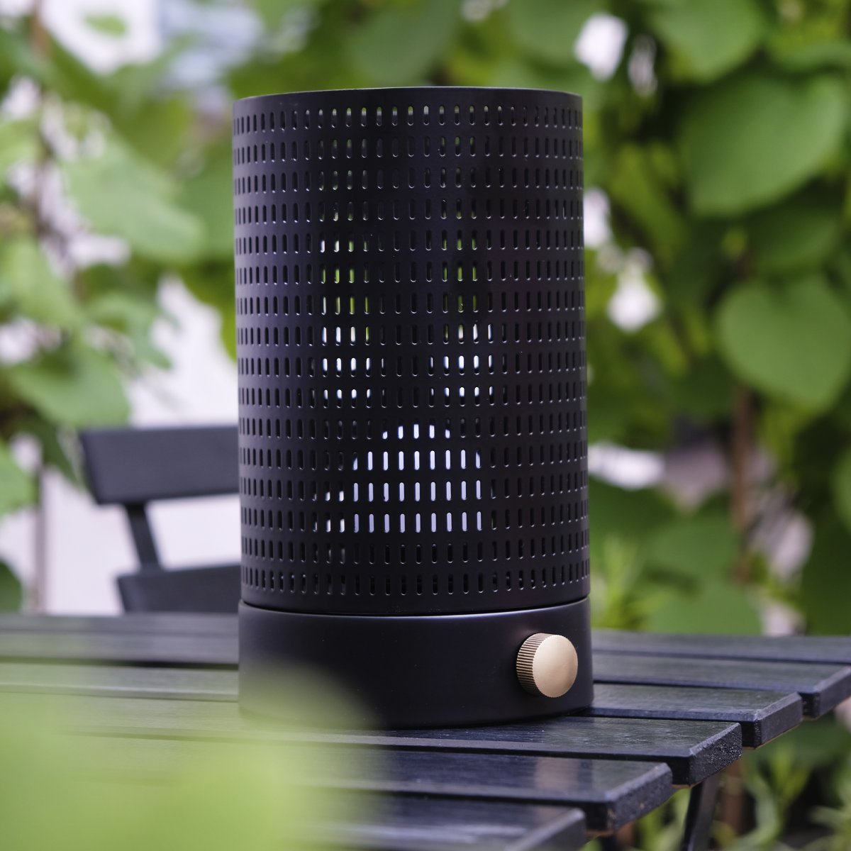 Mesh 20cm Negro portátil De Dyberg Larsen - La l&aacute;mpara de mesa LED Mesh es la elecci&oacute;n obvia para una iluminaci&oacute;n acogedora.