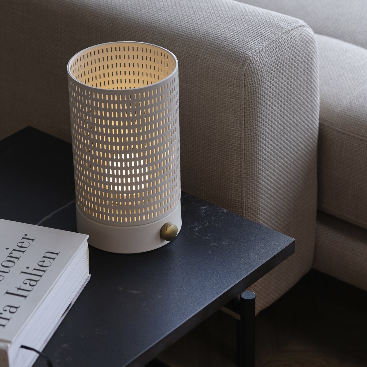 Mesh 20cm Blanco portátil De Dyberg Larsen - La l&aacute;mpara de mesa LED Mesh es la elecci&oacute;n obvia para una iluminaci&oacute;n acogedora.