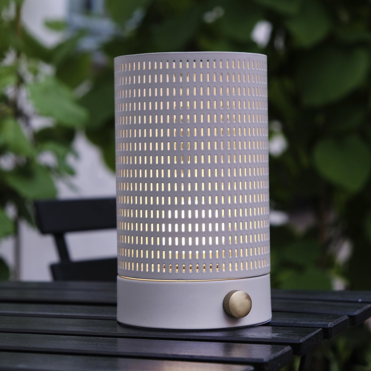 Mesh 20cm Blanco portátil De Dyberg Larsen - La l&aacute;mpara de mesa LED Mesh es la elecci&oacute;n obvia para una iluminaci&oacute;n acogedora.