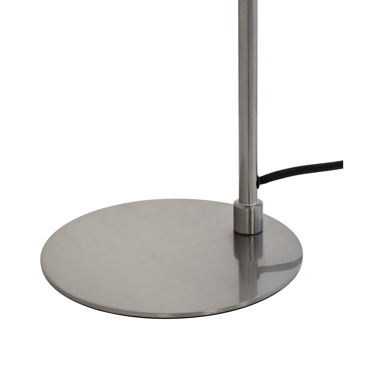 Oswald 40cm acero cepillado lámpara de escritorio De Dyberg Larsen - La pantalla de la lámpara es ajustable y se puede inclinar para crear una atmósfera de iluminación individual, lo que hace que la lámpara sea una solución de iluminación flexible para su hogar.