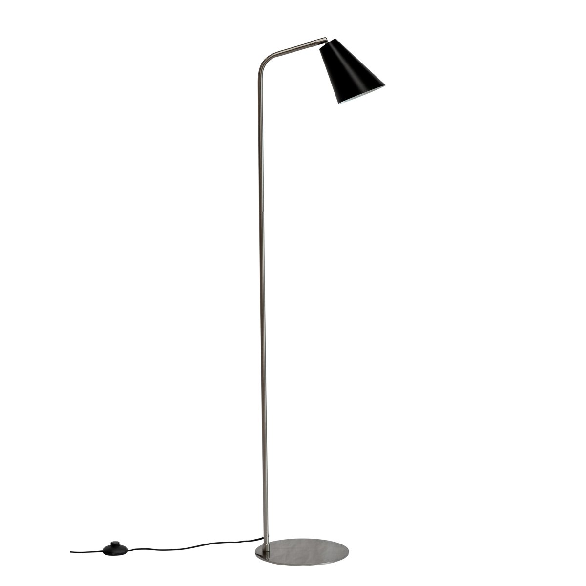 Oswald acero cepillado lámpara de pie De Dyberg Larsen - La pantalla de la lámpara es ajustable y se puede inclinar para crear una atmósfera de iluminación individual, lo que hace que la lámpara sea una solución de iluminación flexible para su hogar.