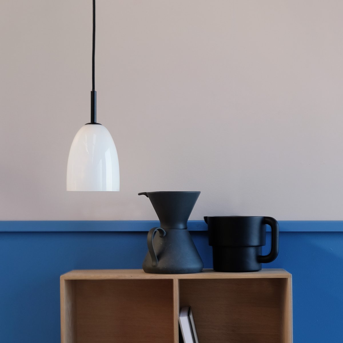 Jazz Ø12 Negro Lámpas de techo De Dyberg Larsen - Recomendamos colocar una luz en un rincón oscuro de su hogar o varias en fila sobre la mesa del comedor para una solución de iluminación elegante.