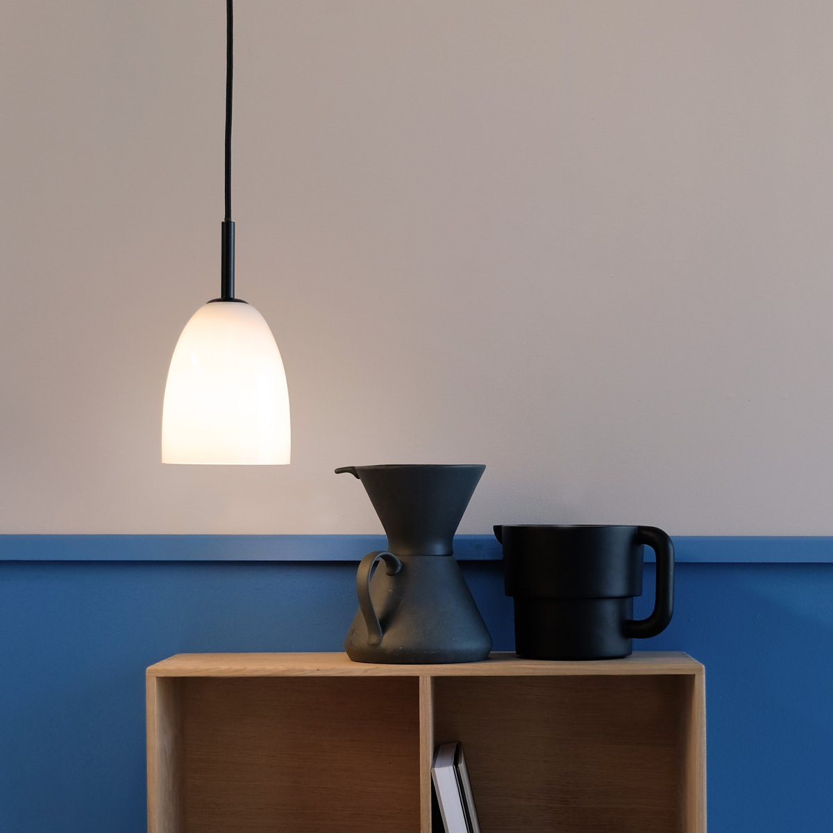 Jazz Ø12 Negro Lámpas de techo De Dyberg Larsen - Recomendamos colocar una luz en un rincón oscuro de su hogar o varias en fila sobre la mesa del comedor para una solución de iluminación elegante.