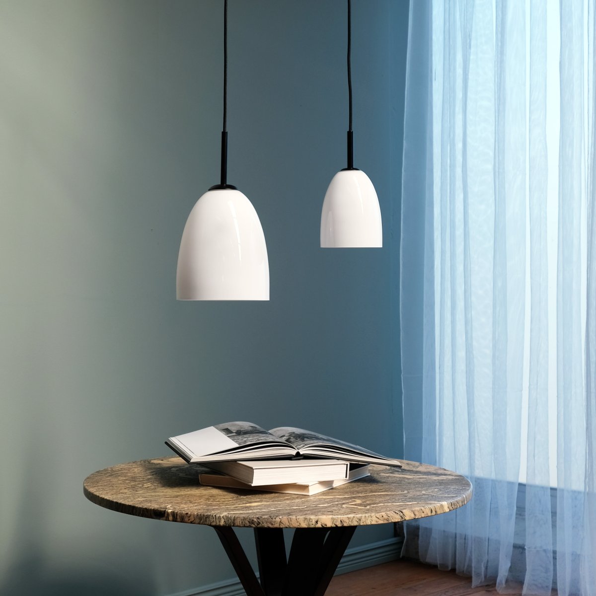Jazz Ø12 Negro Lámpas de techo De Dyberg Larsen - Recomendamos colocar una luz en un rincón oscuro de su hogar o varias en fila sobre la mesa del comedor para una solución de iluminación elegante.