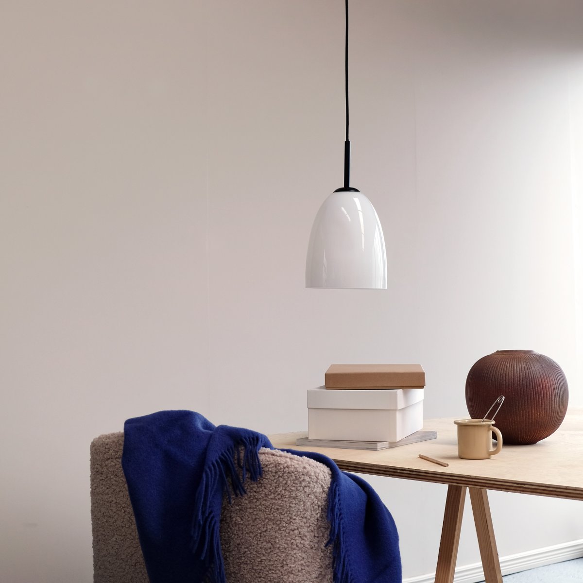 Jazz Ø18 Negro Lámpas de techo De Dyberg Larsen - Recomendamos colocar una luz en un rincón oscuro de su hogar o varias en fila sobre la mesa del comedor para una solución de iluminación elegante.