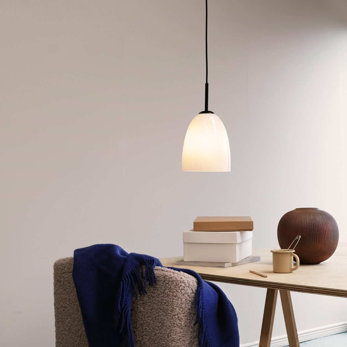 Jazz Ø18 Negro Lámpas de techo De Dyberg Larsen - Recomendamos colocar una luz en un rincón oscuro de su hogar o varias en fila sobre la mesa del comedor para una solución de iluminación elegante.