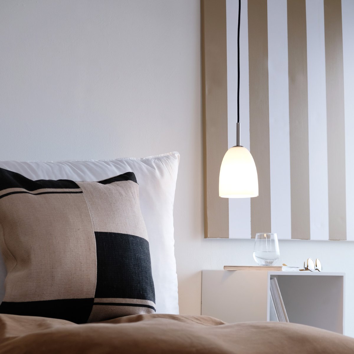 Jazz Ø12 acero cepillado Lámpas de techo De Dyberg Larsen - El diseño de la lámpara emite una luz suave y agradable y crea un ambiente cálido y acogedor.