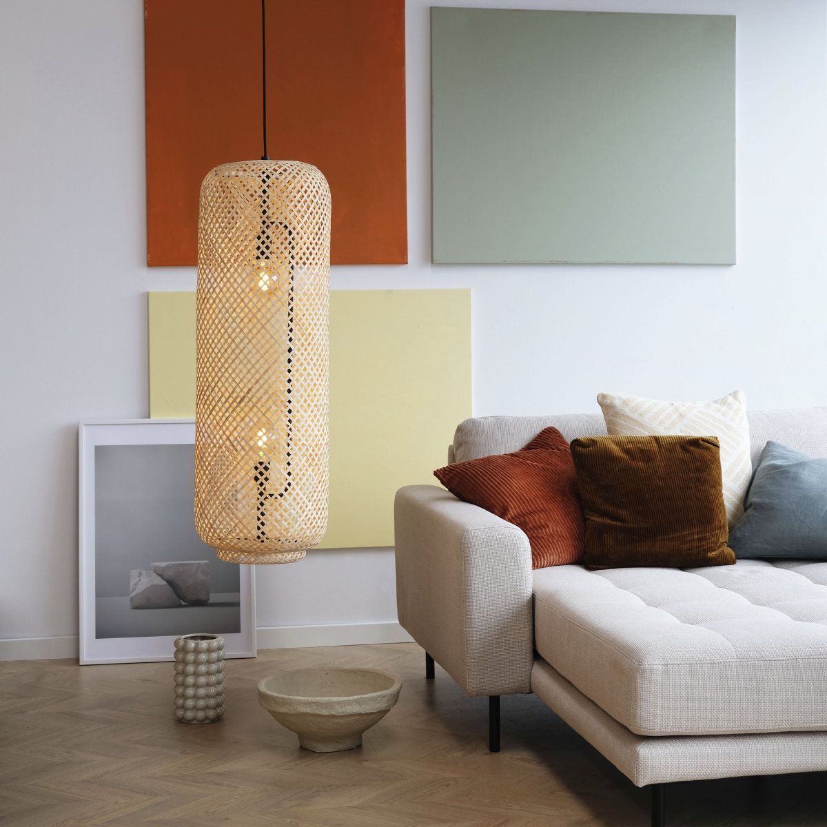 Boom Ø30 Naturaleza Lámpas de techo De Dyberg Larsen - Hermosa lámpara colgante de bambú tejida a mano en color natural que difunde una luz cálida y acogedora.