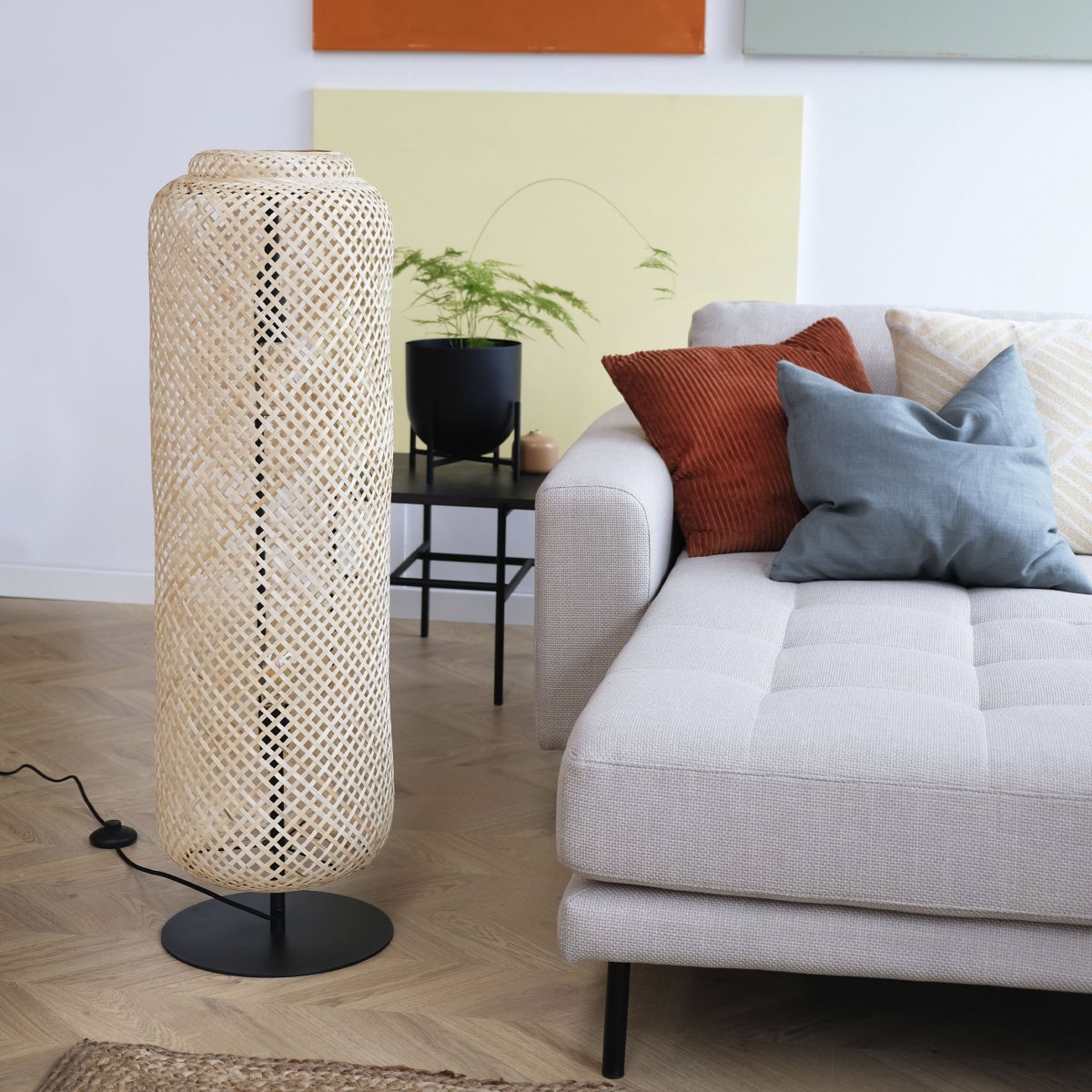 Boom Naturaleza lámpara de pie De Dyberg Larsen - La lámpara de pie Boom de Dyberg Larsen es una hermosa lámpara tejida a mano hecha de bambú de color natural que crea una luz cálida y acogedora.