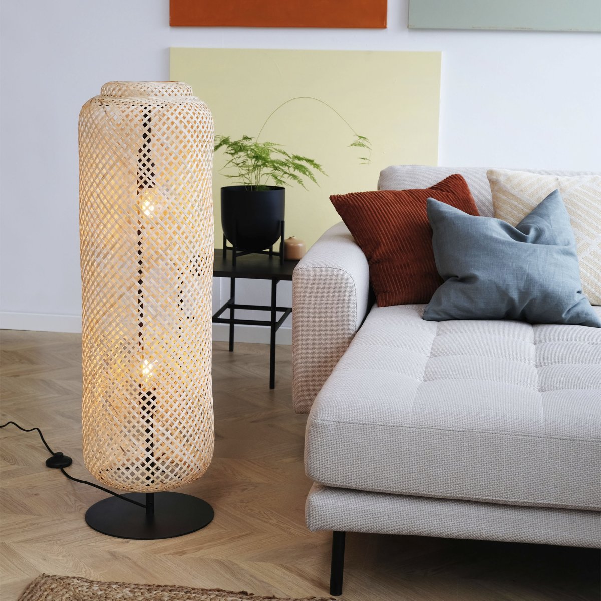 Boom Naturaleza lámpara de pie De Dyberg Larsen - La lámpara de pie Boom de Dyberg Larsen es una hermosa lámpara tejida a mano hecha de bambú de color natural que crea una luz cálida y acogedora.