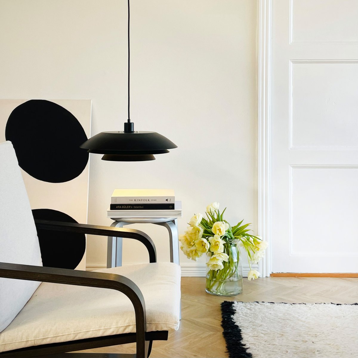 DL45 Ø45 Negro Lámpas de techo De Dyberg Larsen - Las pantallas de las l&aacute;mparas modelan la luz y proporcionan una iluminaci&oacute;n agradable, por ejemplo, sobre la mesa del comedor o de caf&eacute;.