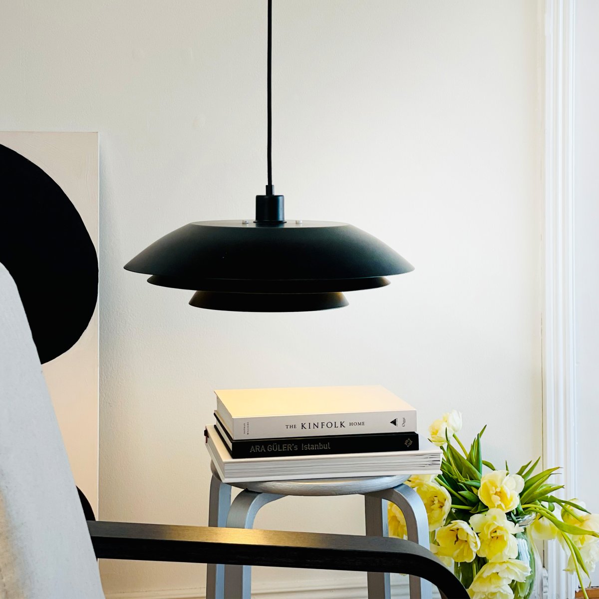 DL45 Ø45 Negro Lámpas de techo De Dyberg Larsen - Las pantallas de las l&aacute;mparas modelan la luz y proporcionan una iluminaci&oacute;n agradable, por ejemplo, sobre la mesa del comedor o de caf&eacute;.