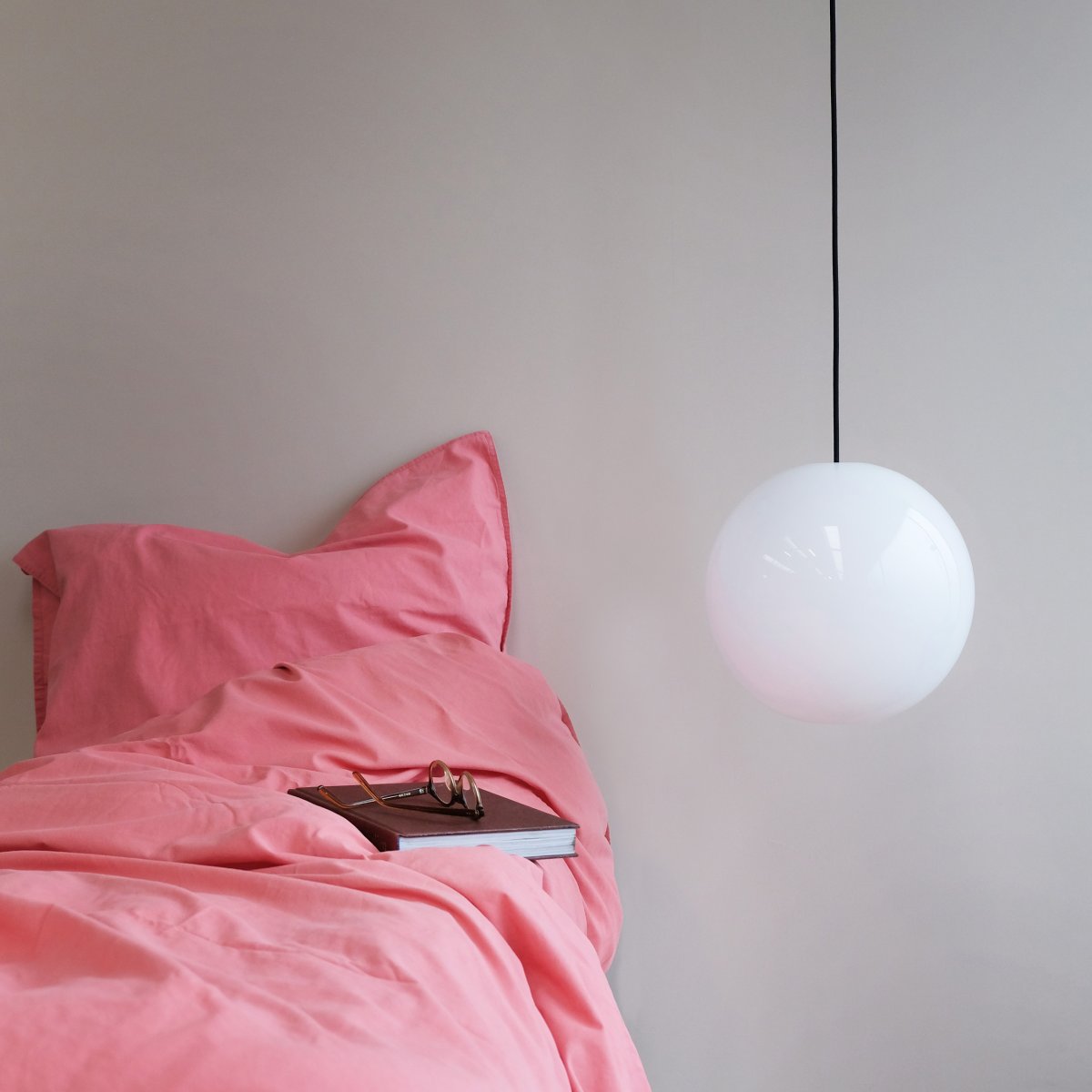 Cafè Ø20 Ópalo Lámpas de techo De Dyberg Larsen - Esto crea una hermosa luz que brilla sobre una mesa, en un rincón, junto a la cama o en un acogedor rincón de lectura.