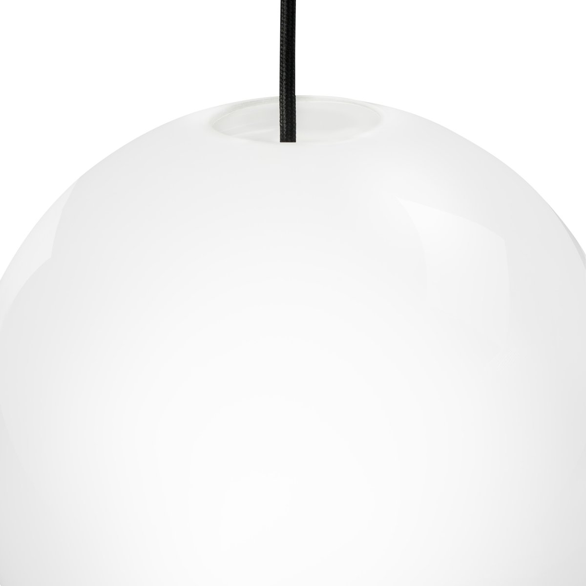 Cafè Ø20 Ópalo Lámpas de techo De Dyberg Larsen - Esto crea una hermosa luz que brilla sobre una mesa, en un rincón, junto a la cama o en un acogedor rincón de lectura.