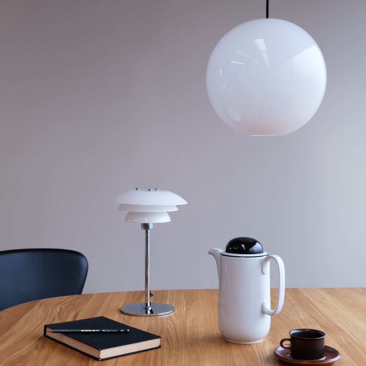 Cafè Ø25 Ópalo Lámpas de techo De Dyberg Larsen - Esto crea una hermosa luz que brilla sobre una mesa, en un rinc&oacute;n, junto a la cama o en un acogedor rinc&oacute;n de lectura.