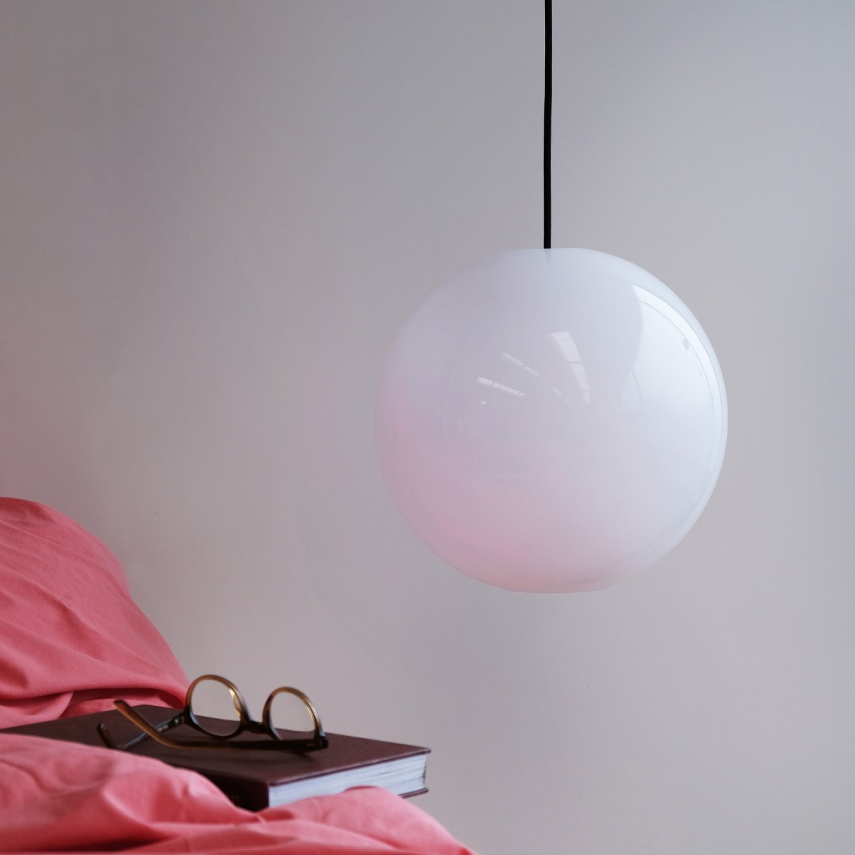 Cafè Ø30 Ópalo Lámpas de techo De Dyberg Larsen - Esto crea una hermosa luz que brilla sobre una mesa, en un rinc&oacute;n, junto a la cama o en un acogedor rinc&oacute;n de lectura.