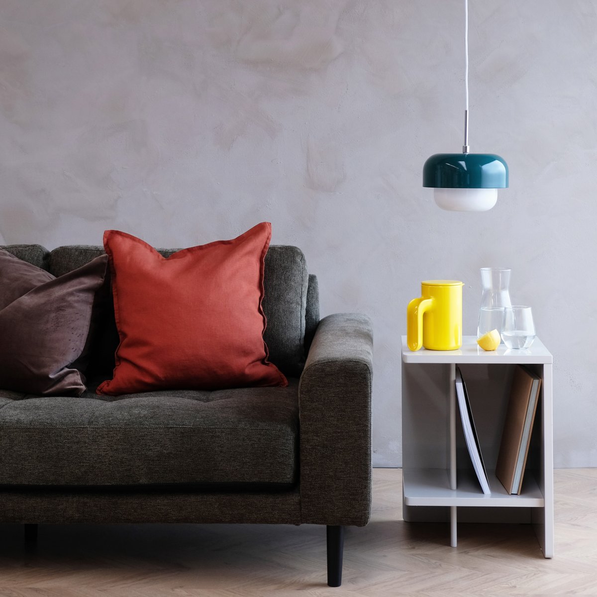 Haipot Ø23 Verde oscuro Lámpas de techo De Dyberg Larsen - La lámpara Haipot tiene una elegante pantalla de cristal opalino y una pantalla de metal de color verde apagado.